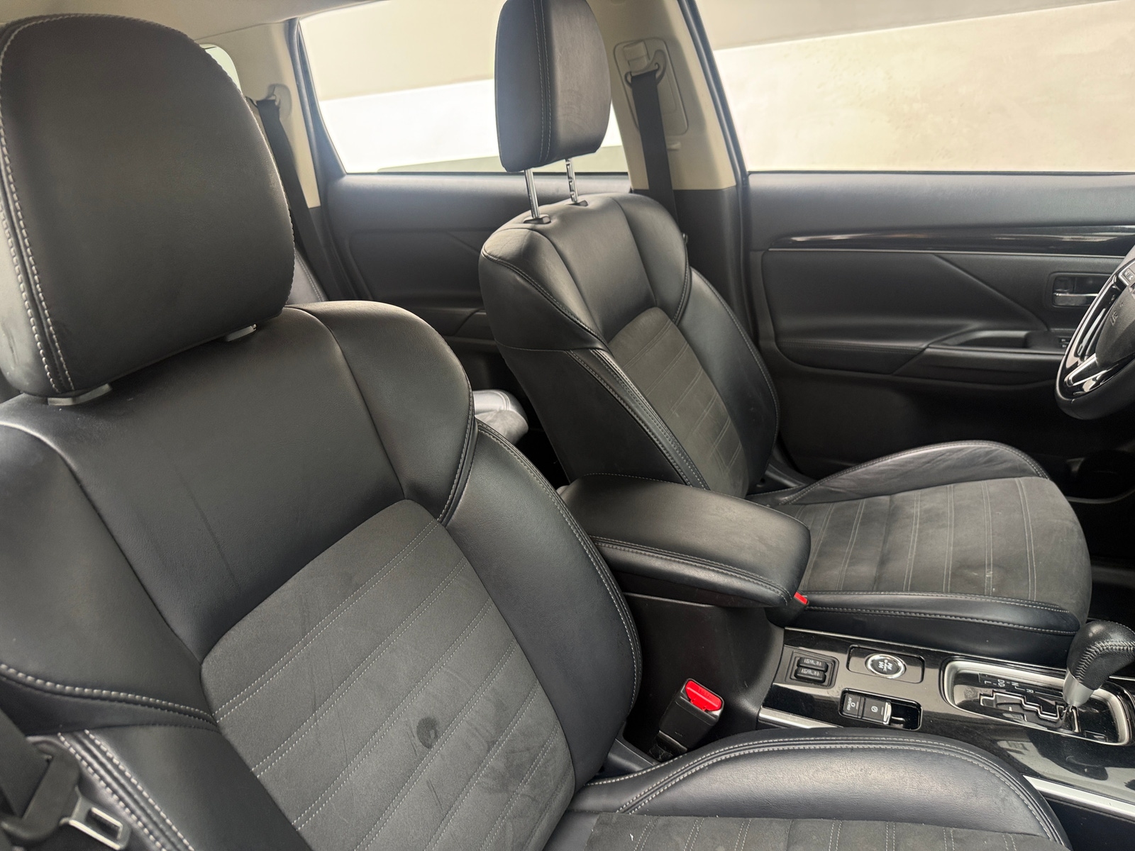 Thumbnail: 2020 Mitsubishi Outlander - 2