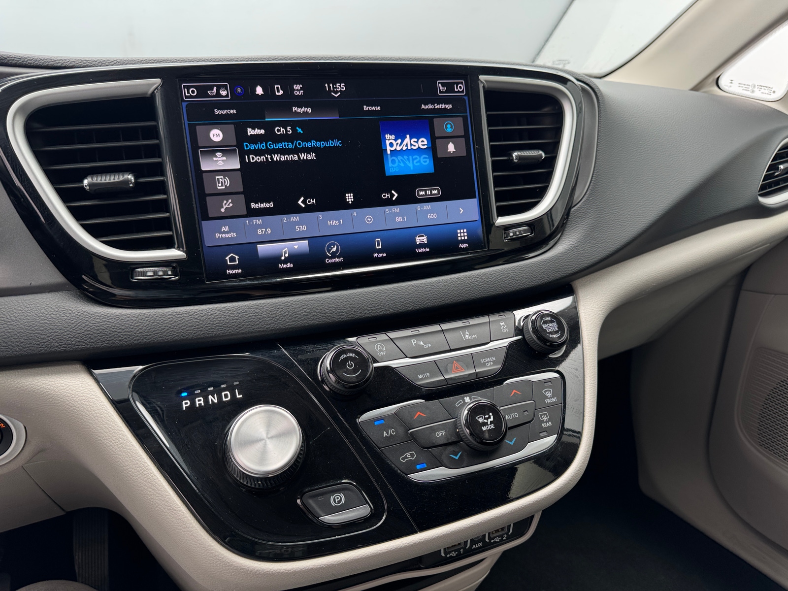 Thumbnail: 2023 Chrysler Pacifica - 3