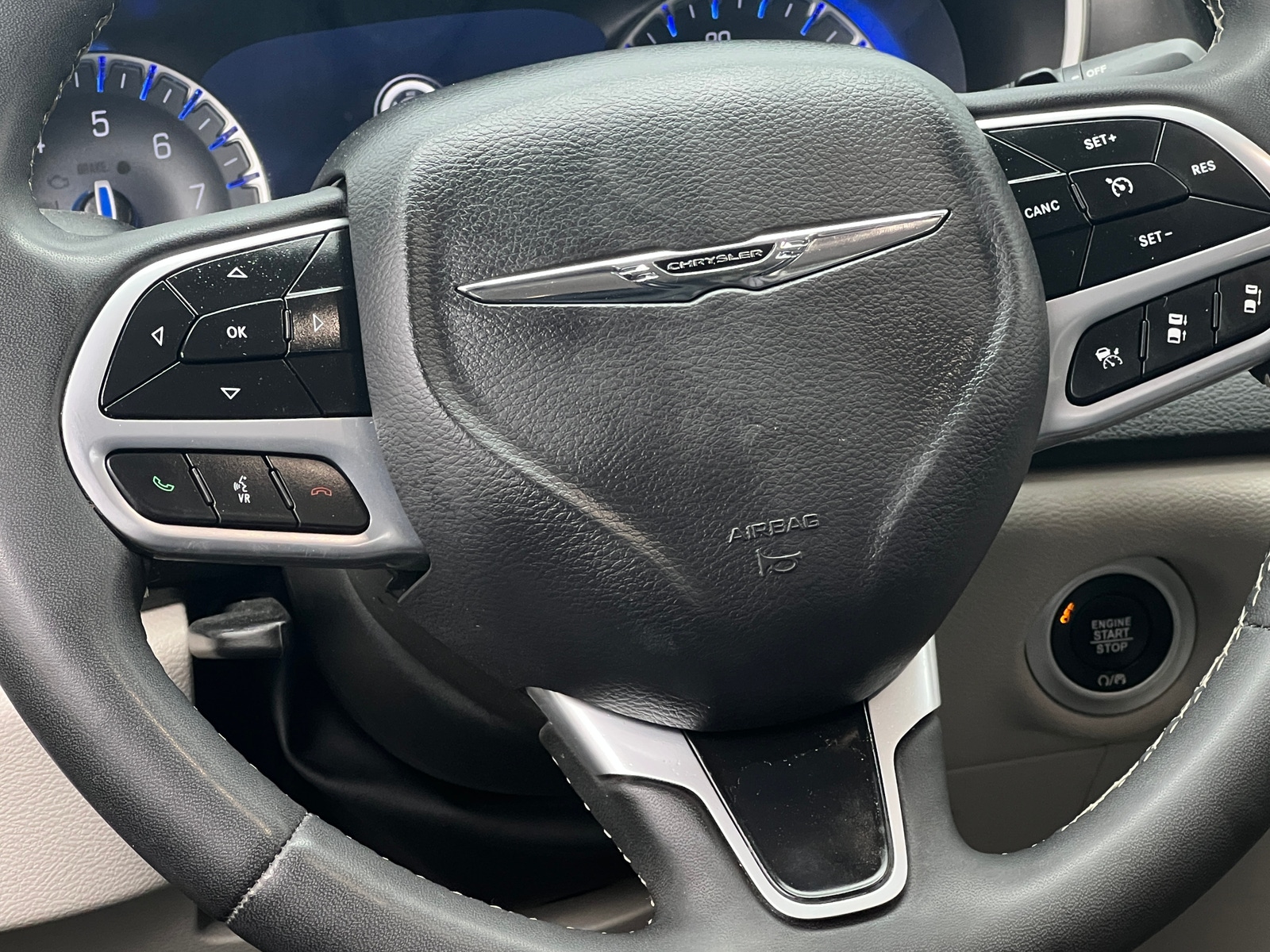 Thumbnail: 2023 Chrysler Pacifica - 4