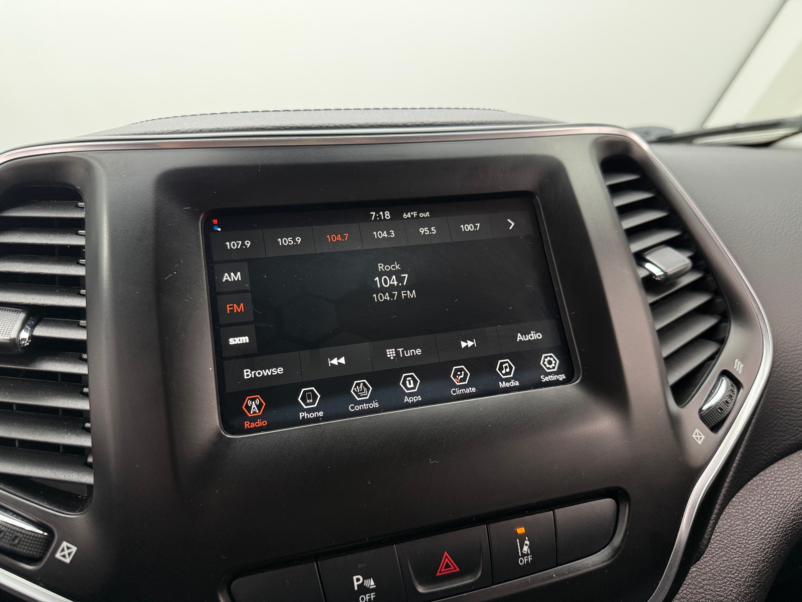 Thumbnail: 2020 Jeep Cherokee - 3