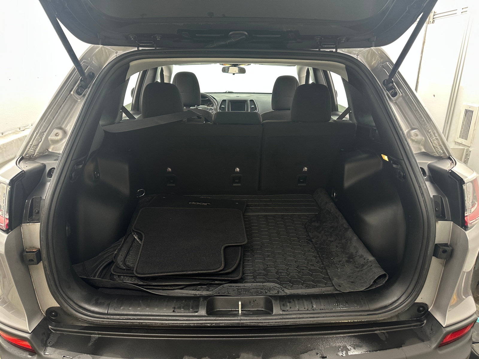 Thumbnail: 2019 Jeep Cherokee - 7