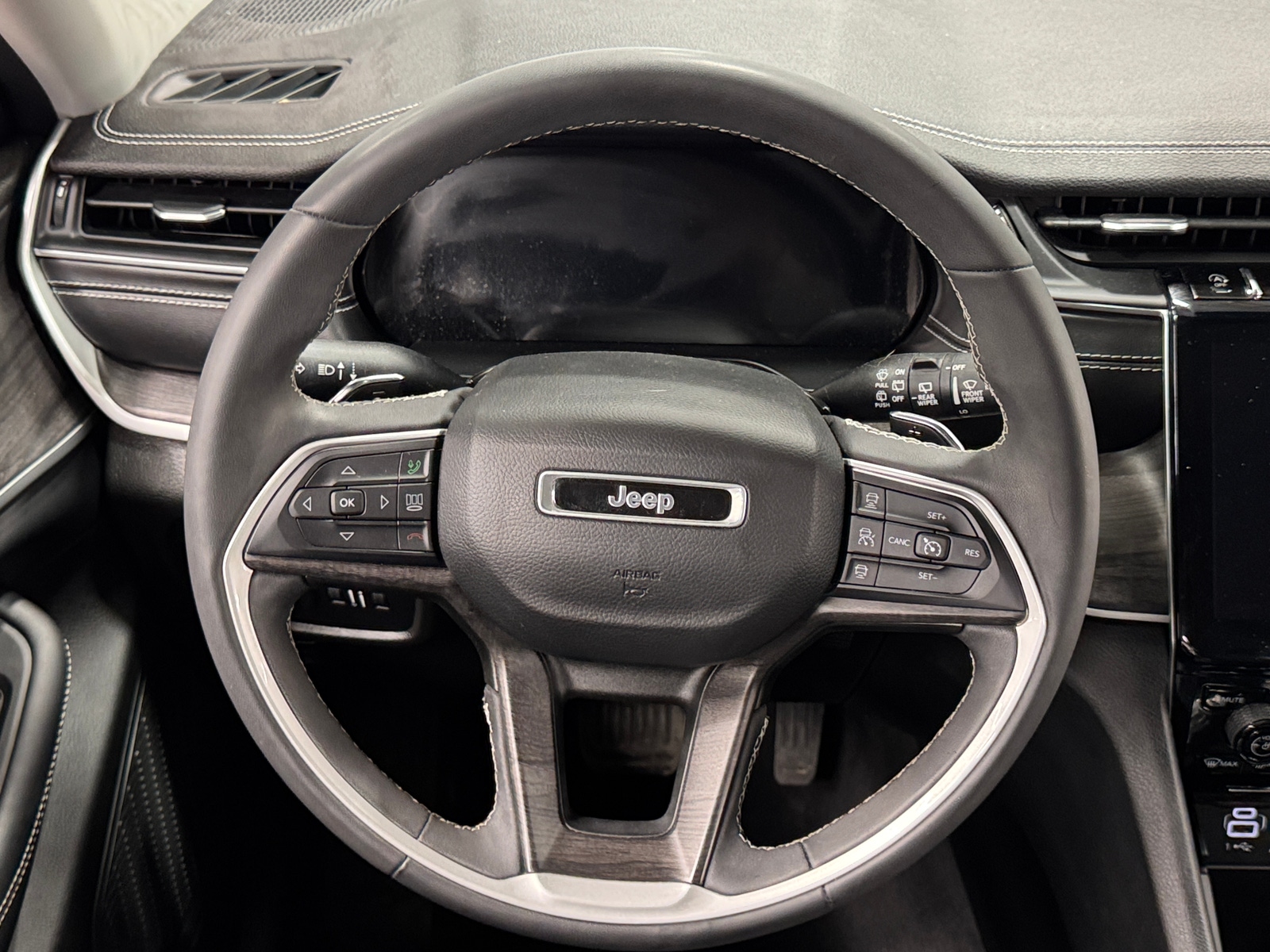 Thumbnail: 2023 Jeep Grand Cherokee L - 4