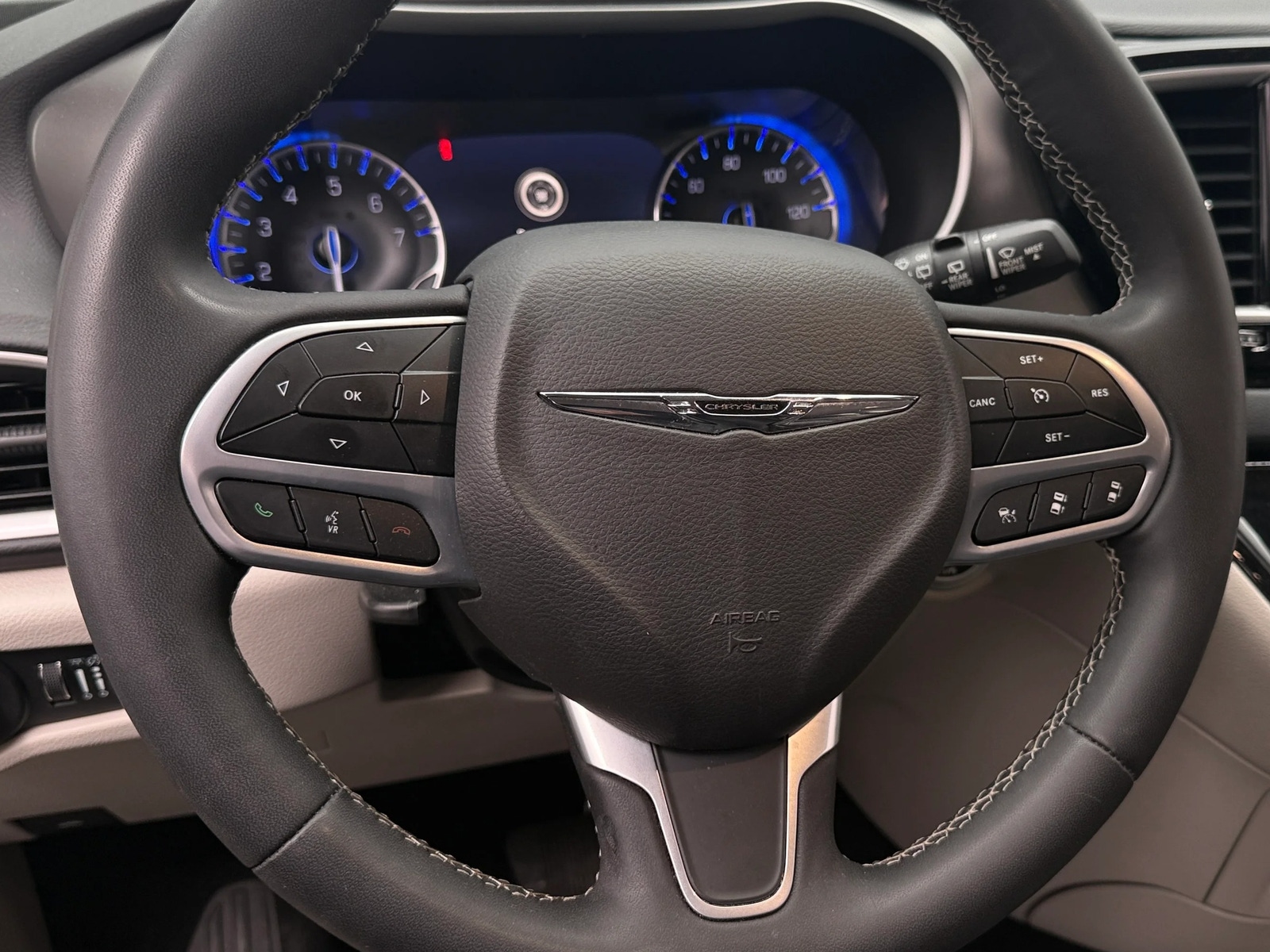 Thumbnail: 2022 Chrysler Pacifica - 4