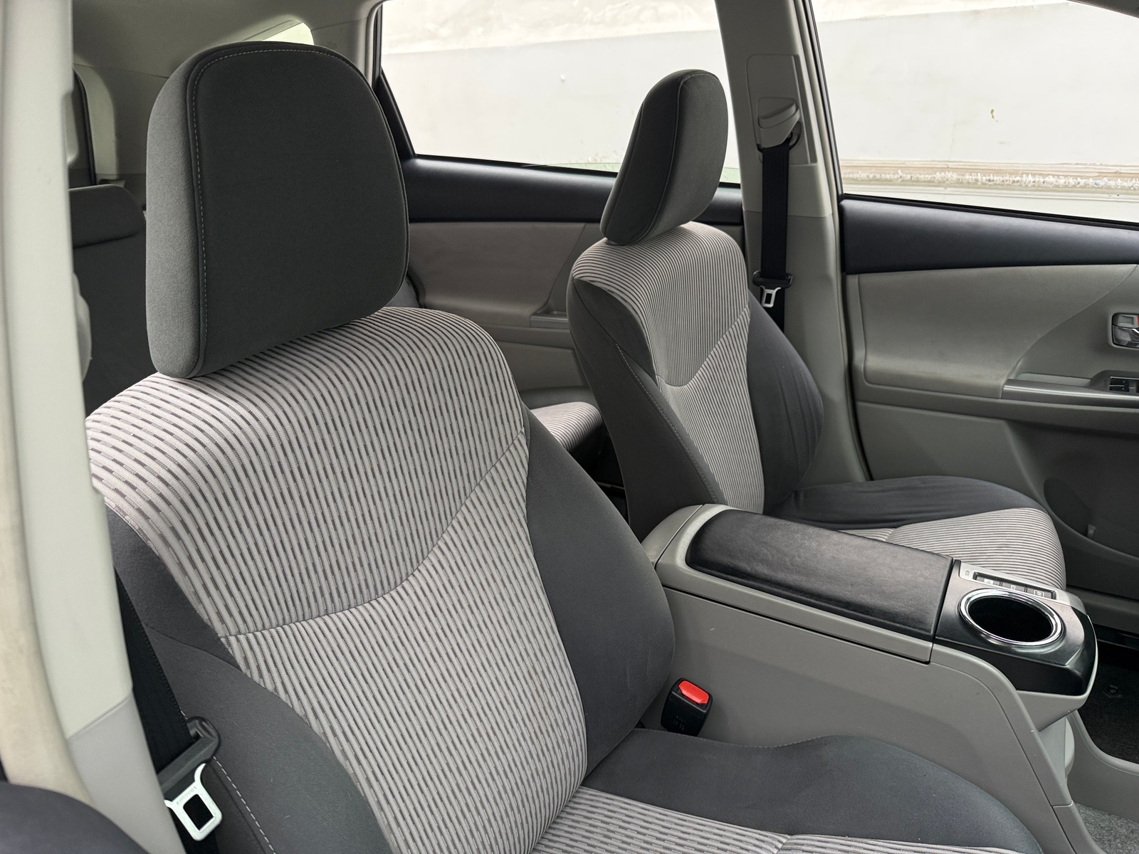 Thumbnail: 2017 Toyota Prius v - 2