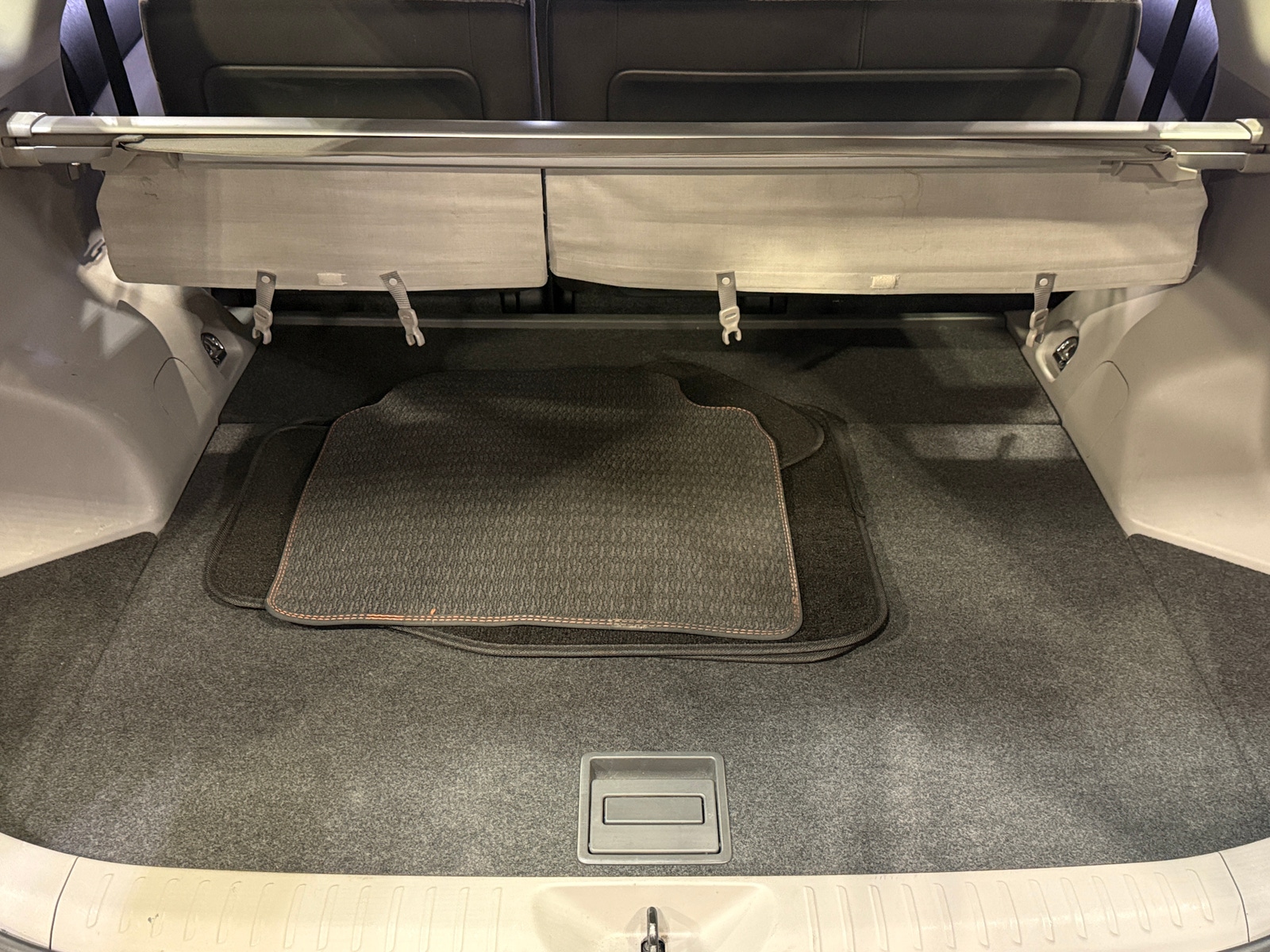 Thumbnail: 2017 Toyota Prius v - 7