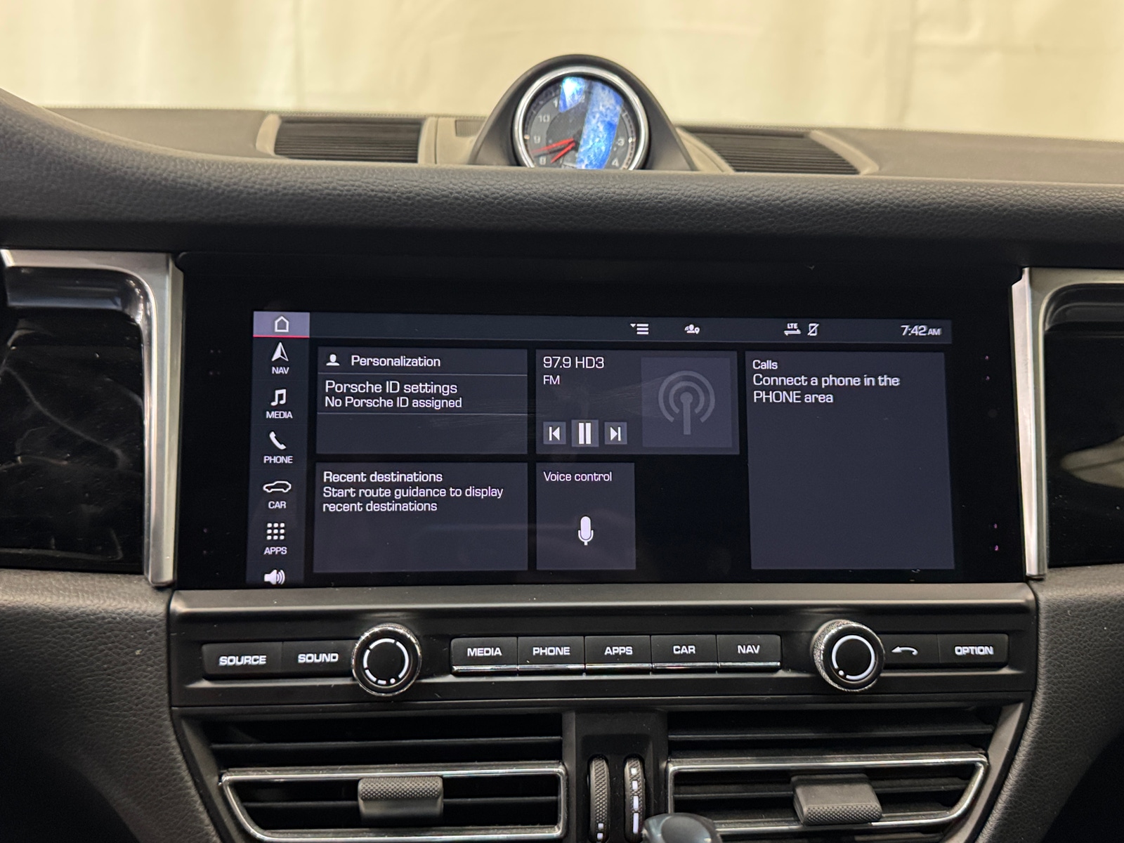 Thumbnail: 2021 Porsche Macan - 3