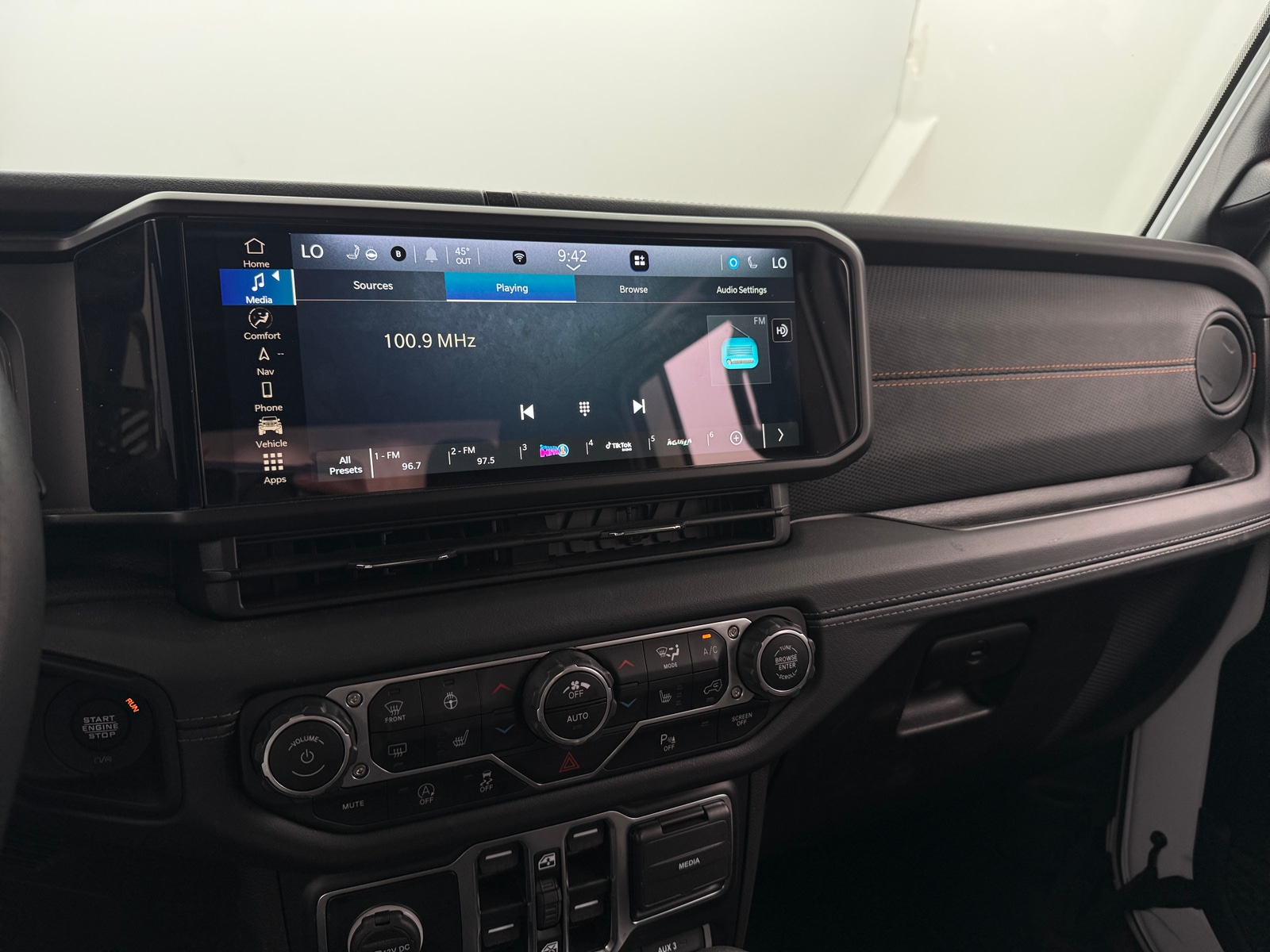 Thumbnail: 2024 Jeep Gladiator - 4