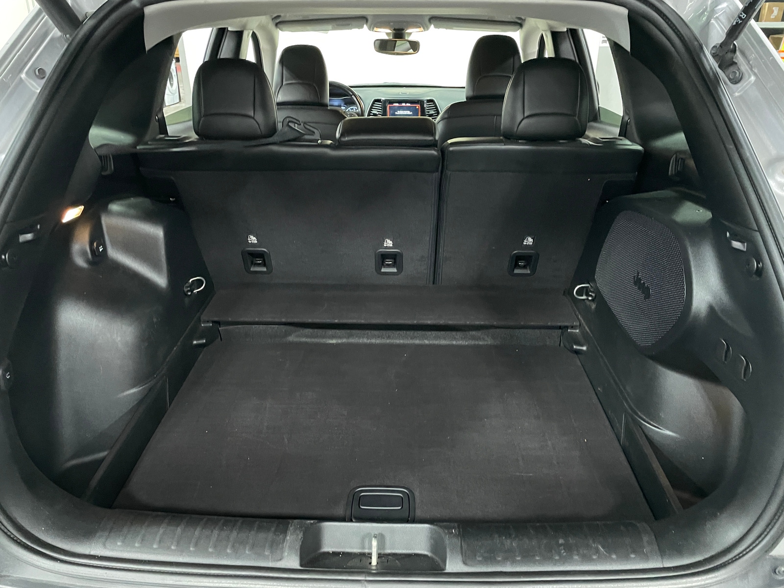 Thumbnail: 2020 Jeep Cherokee - 6