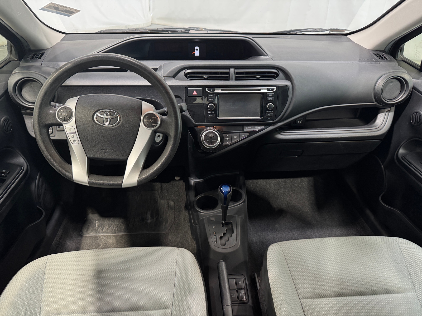 Thumbnail: 2015 Toyota Prius c - 3