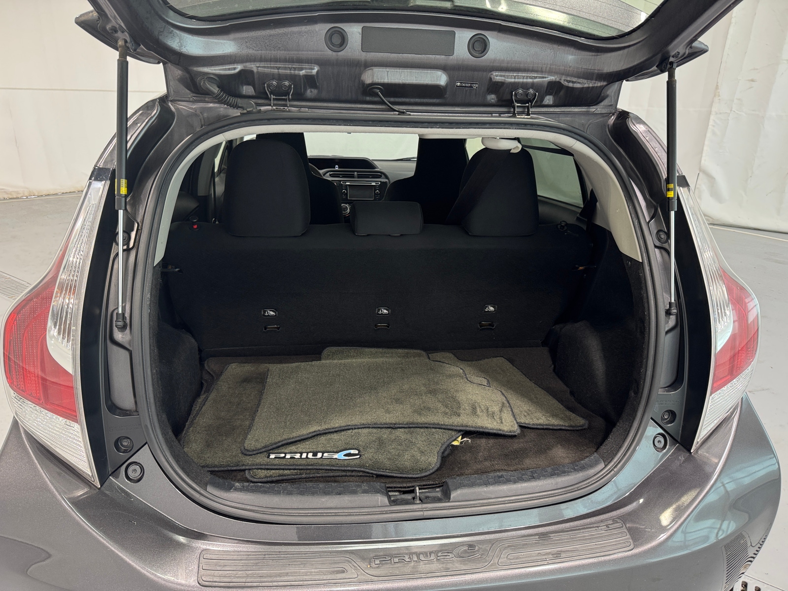 Thumbnail: 2015 Toyota Prius c - 7