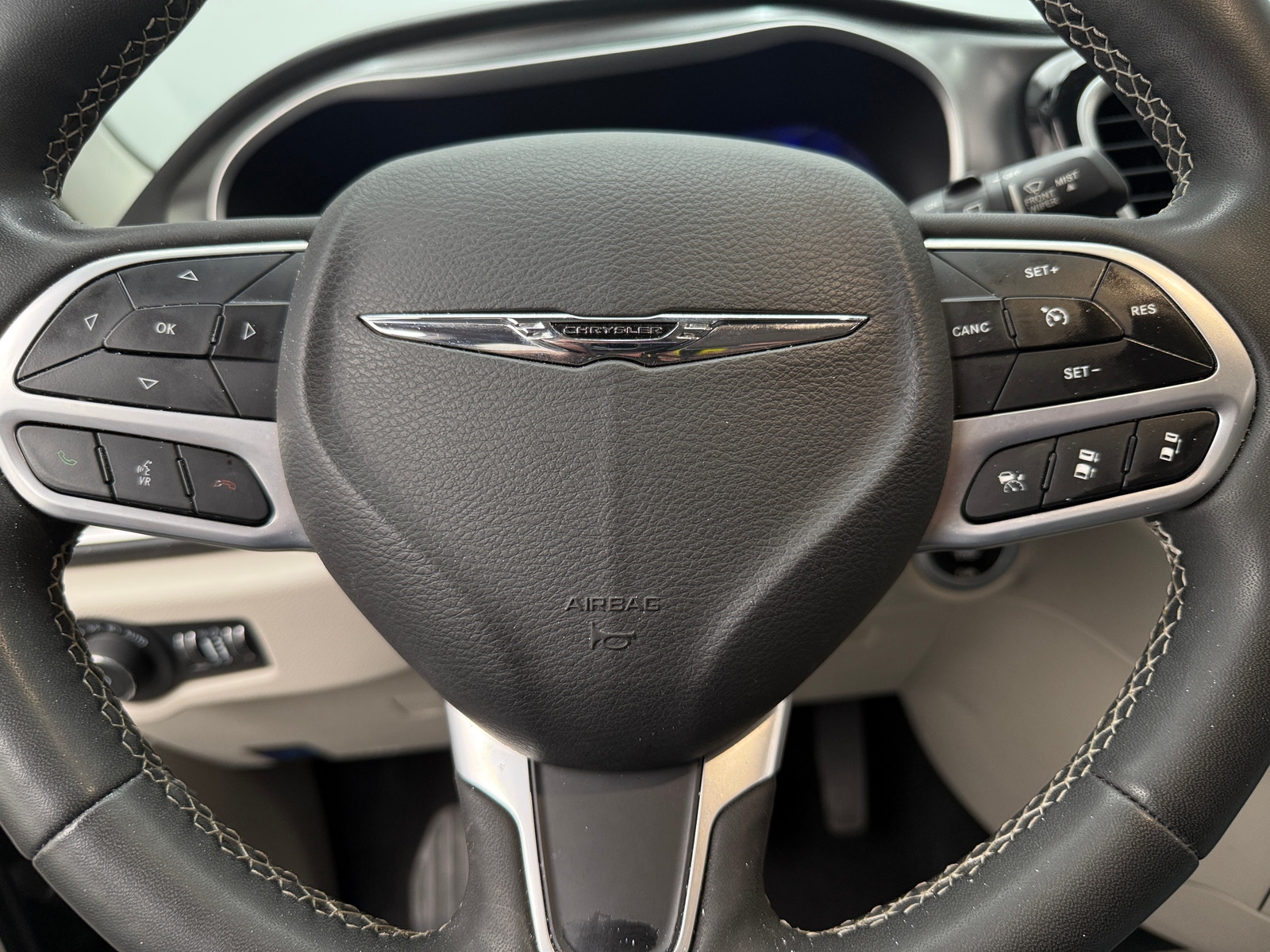 Thumbnail: 2023 Chrysler Pacifica - 4