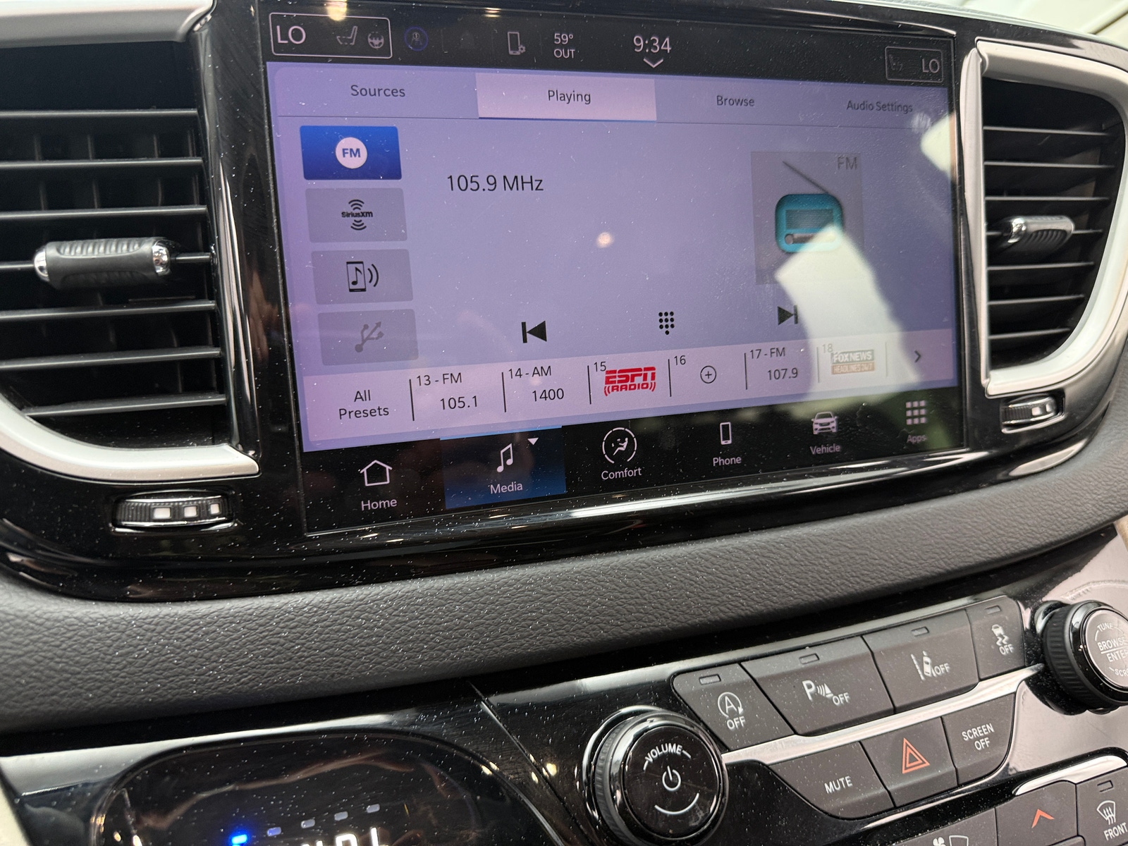 Thumbnail: 2023 Chrysler Pacifica - 3