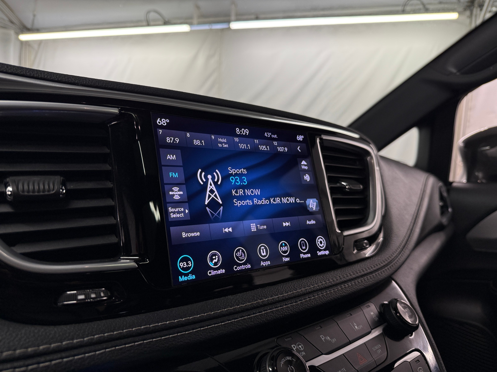 Thumbnail: 2019 Chrysler Pacifica - 3