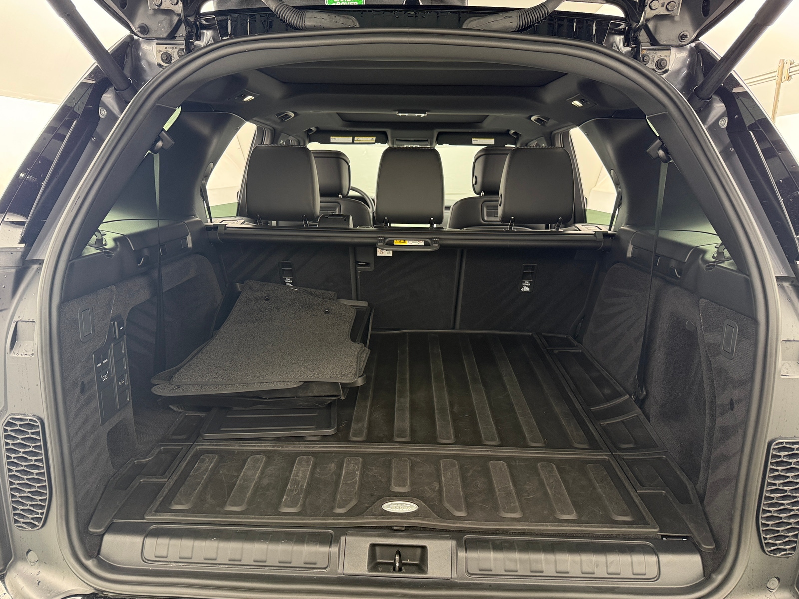 Thumbnail: 2024 Land Rover Discovery - 6