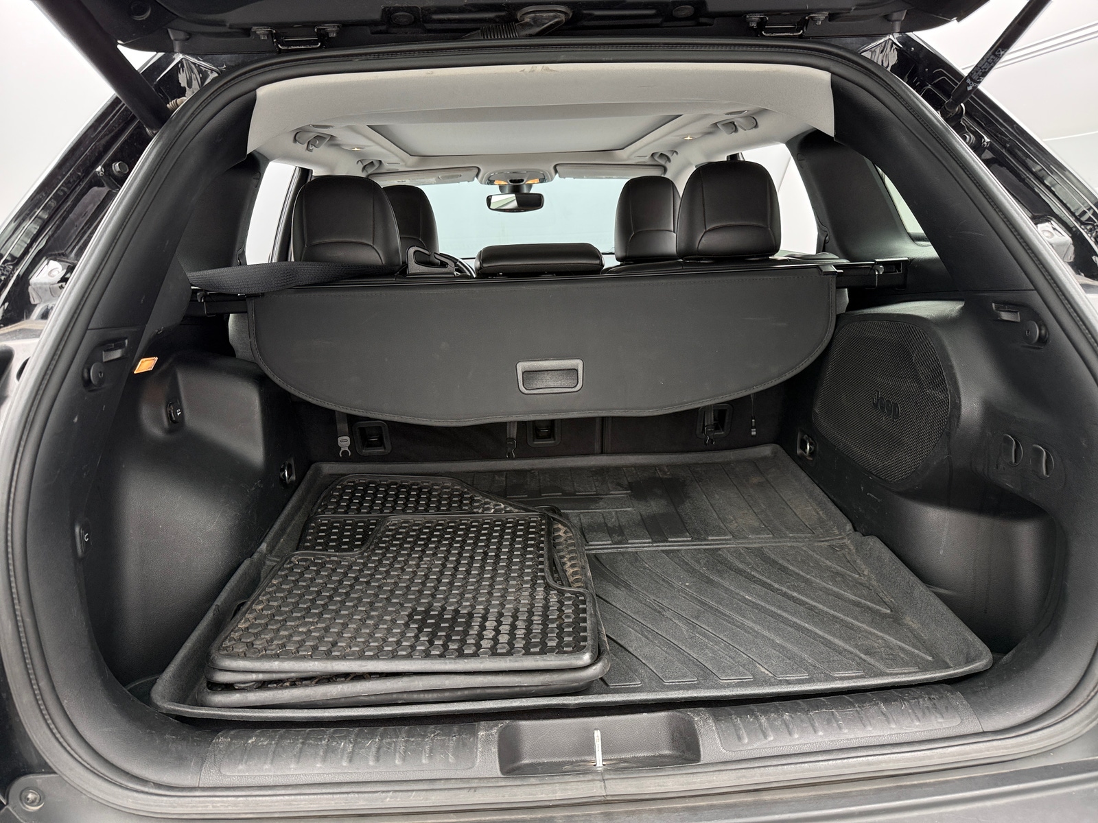 Thumbnail: 2019 Jeep Cherokee - 7