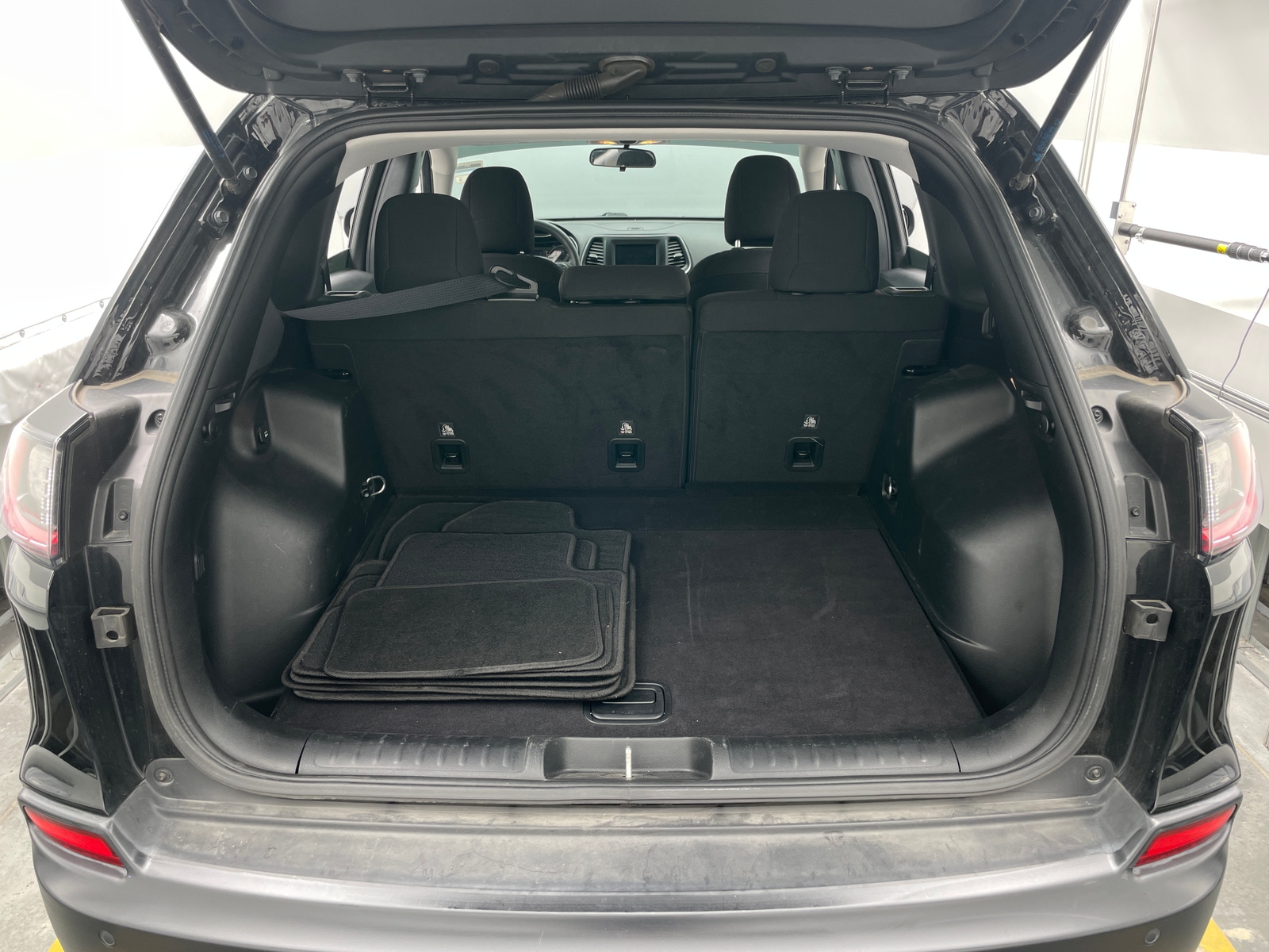 Thumbnail: 2020 Jeep Cherokee - 7