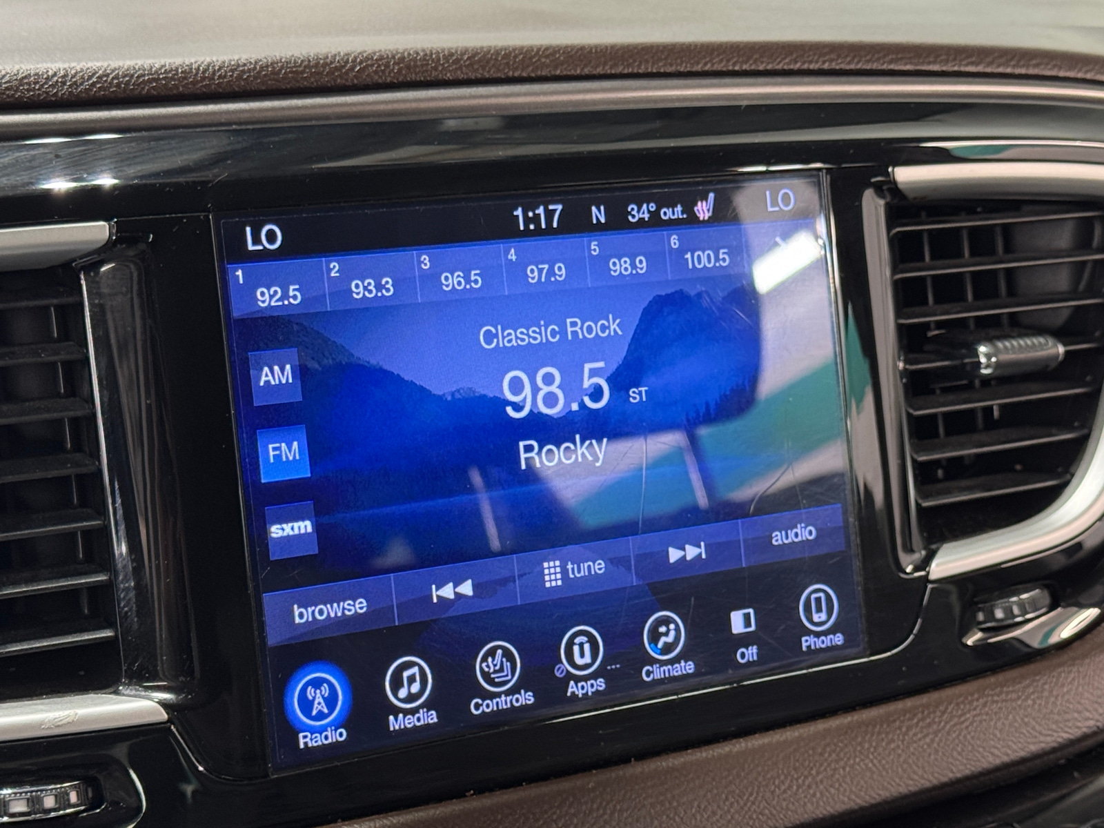 Thumbnail: 2017 Chrysler Pacifica - 3