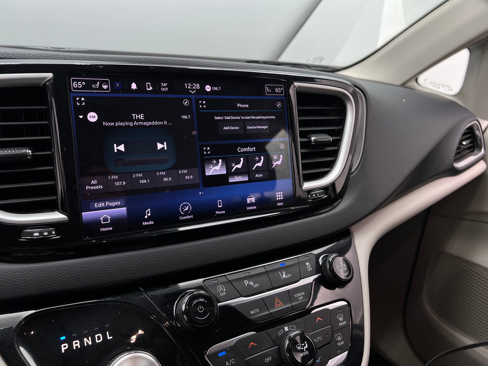 Thumbnail: 2023 Chrysler Pacifica - 3