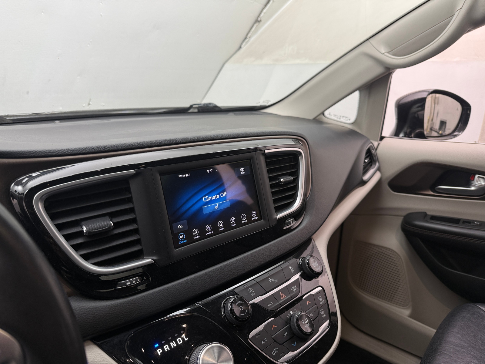 Thumbnail: 2018 Chrysler Pacifica - 3