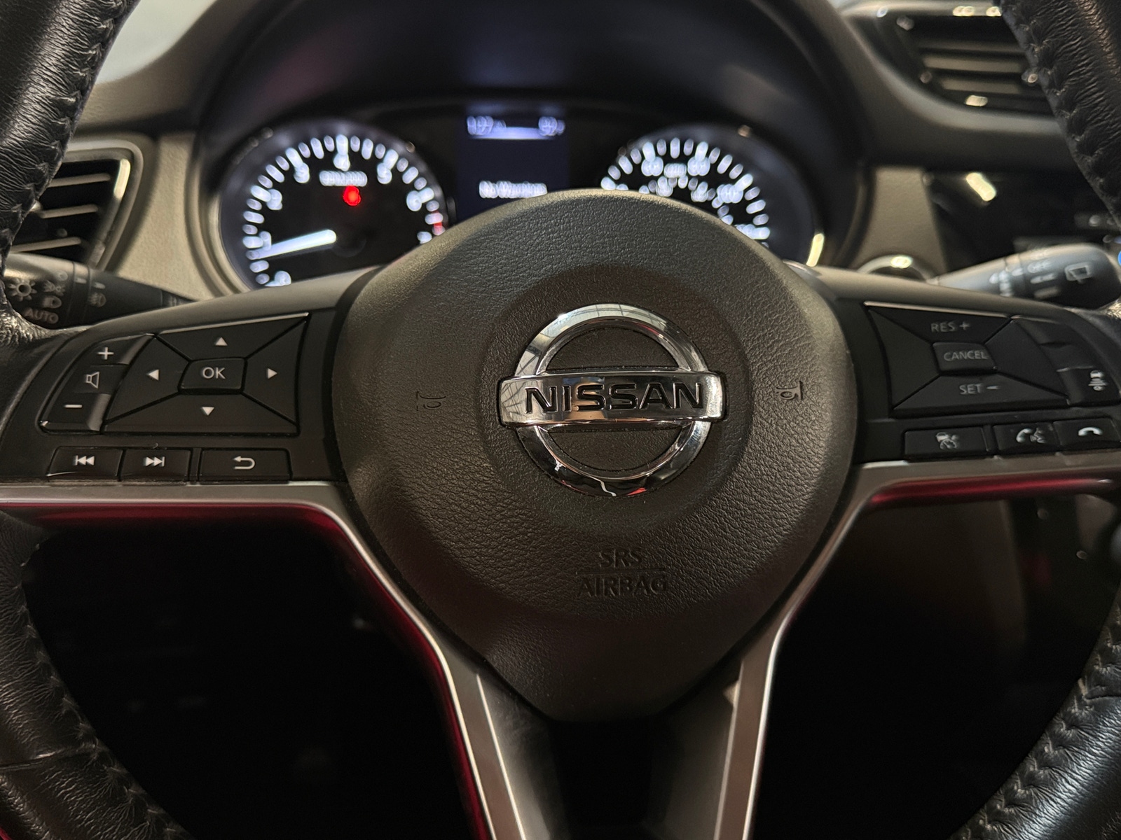 Thumbnail: 2017 Nissan Rogue Sport - 4
