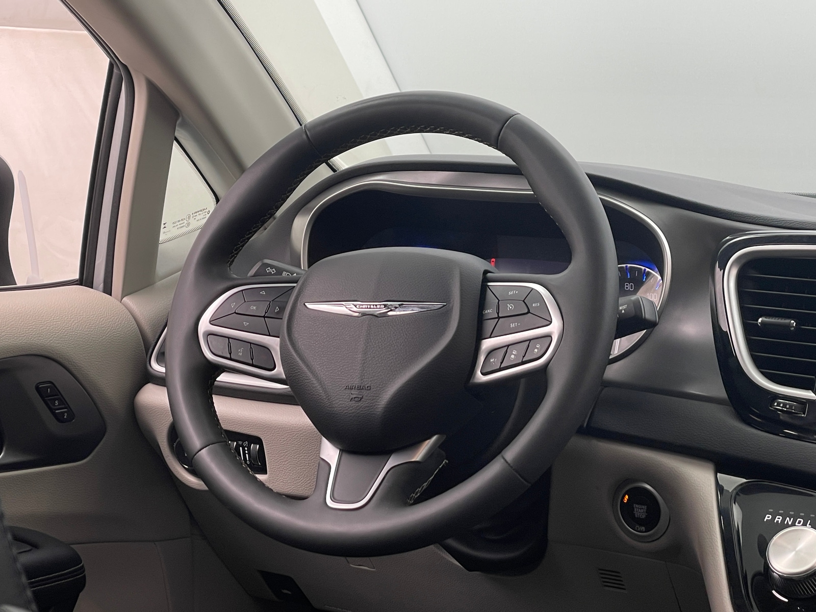 Thumbnail: 2023 Chrysler Pacifica - 4