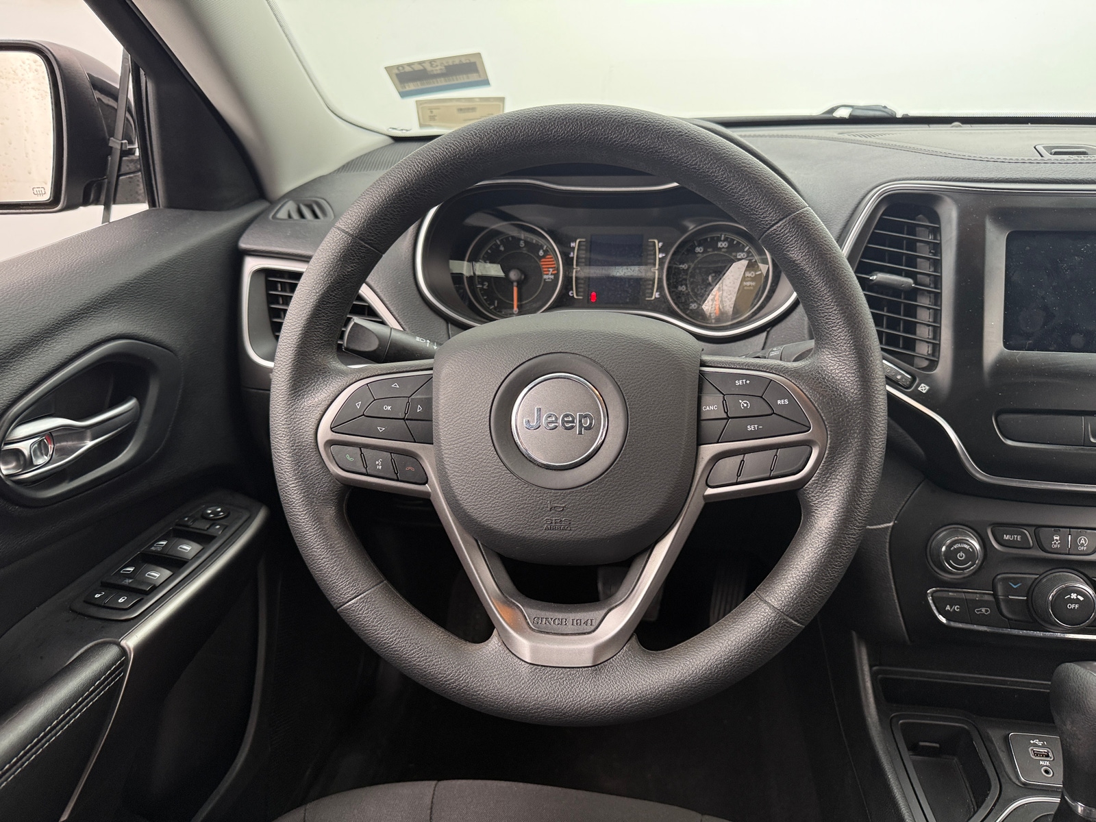 Thumbnail: 2019 Jeep Cherokee - 5