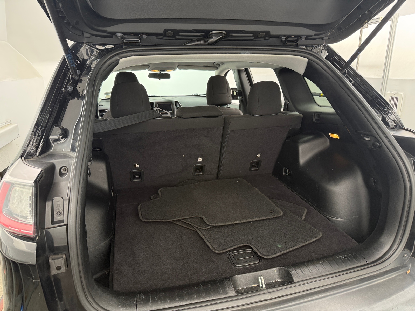 Thumbnail: 2019 Jeep Cherokee - 7