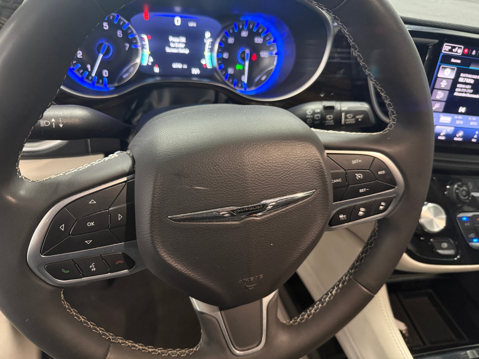 Thumbnail: 2023 Chrysler Pacifica - 4