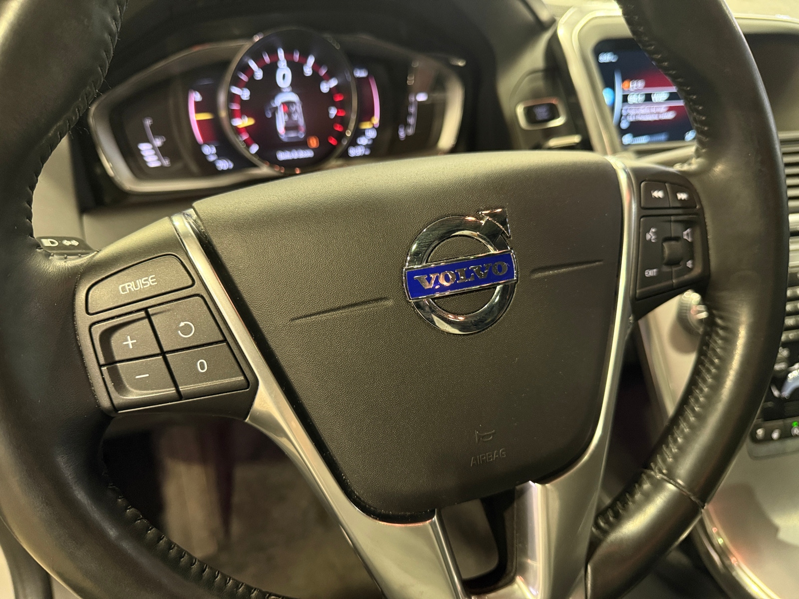 Thumbnail: 2017 Volvo XC60 - 4