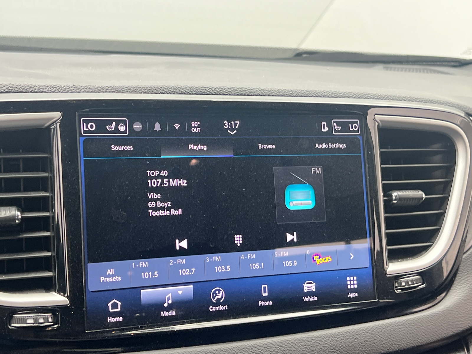 Thumbnail: 2025 Chrysler Pacifica - 3