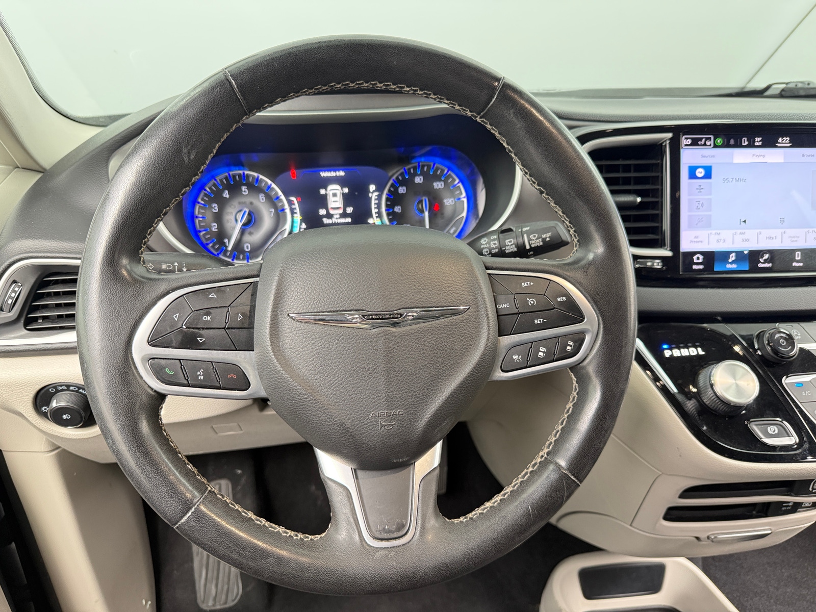 Thumbnail: 2022 Chrysler Pacifica - 4