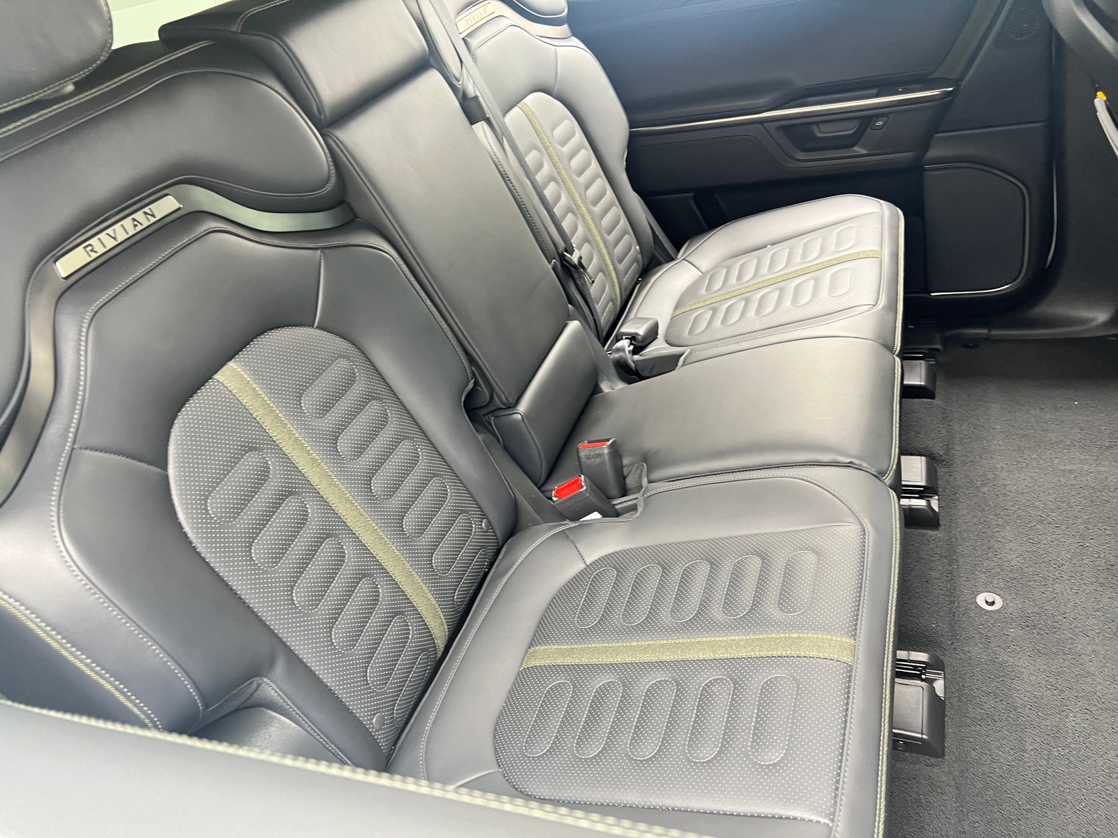 Thumbnail: 2025 Rivian R1S - 5