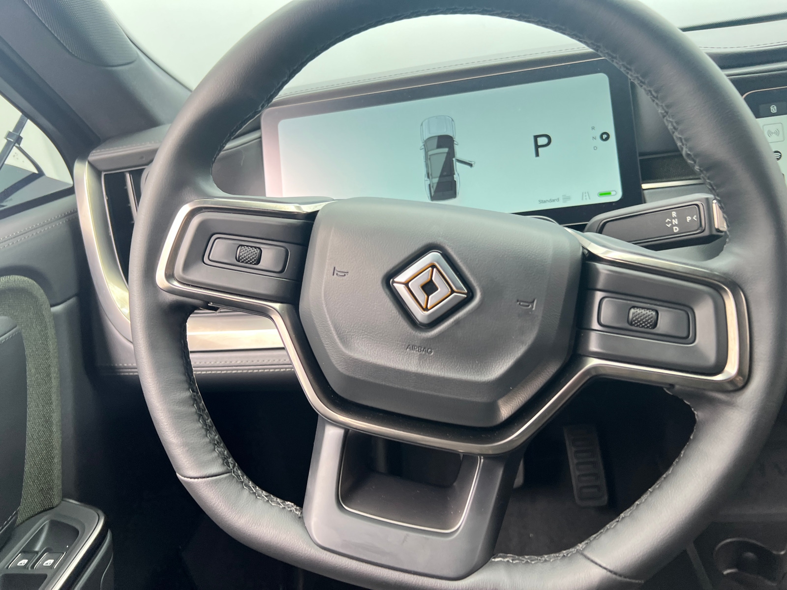 Thumbnail: 2025 Rivian R1S - 4