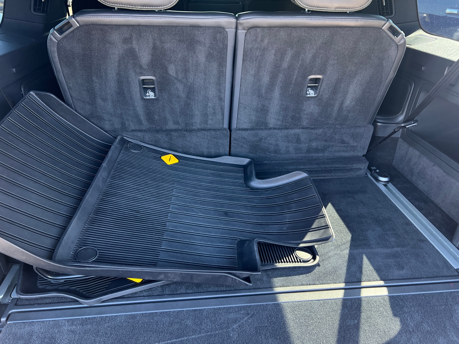 Thumbnail: 2025 Rivian R1S - 6