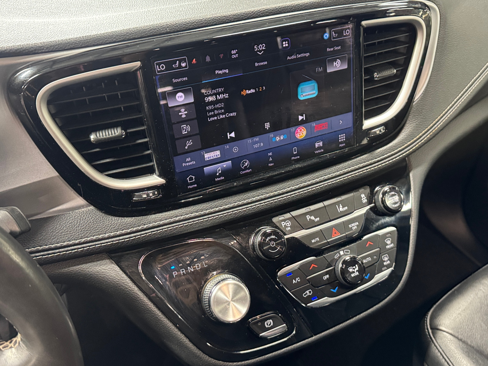 Thumbnail: 2021 Chrysler Pacifica - 3