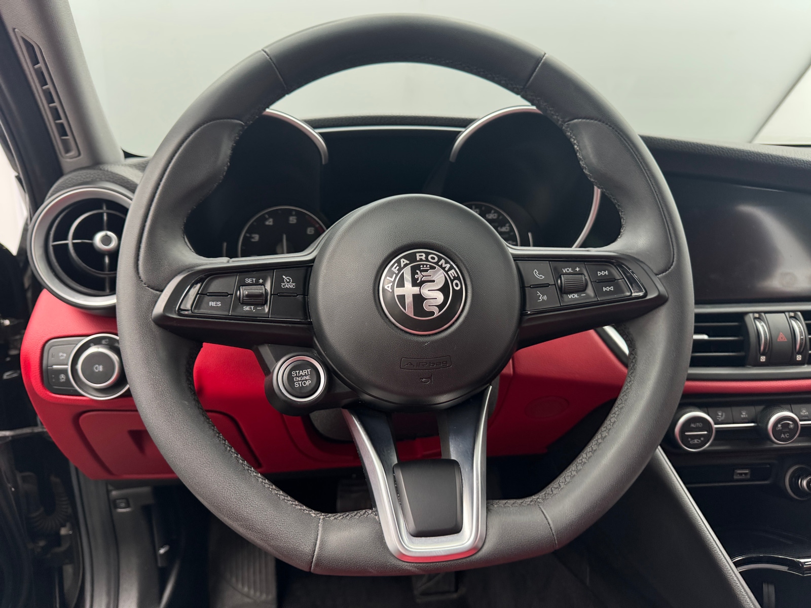 Thumbnail: 2020 Alfa Romeo Giulia - 4