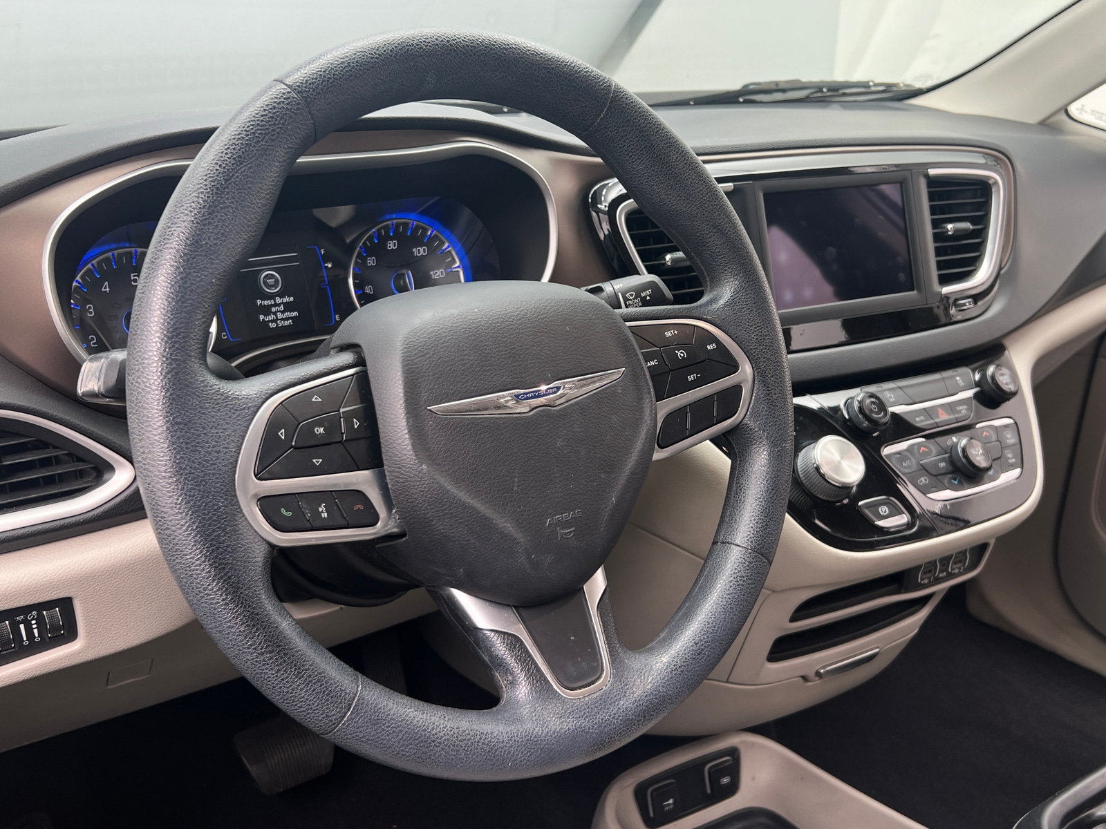 Thumbnail: 2021 Chrysler Voyager - 5