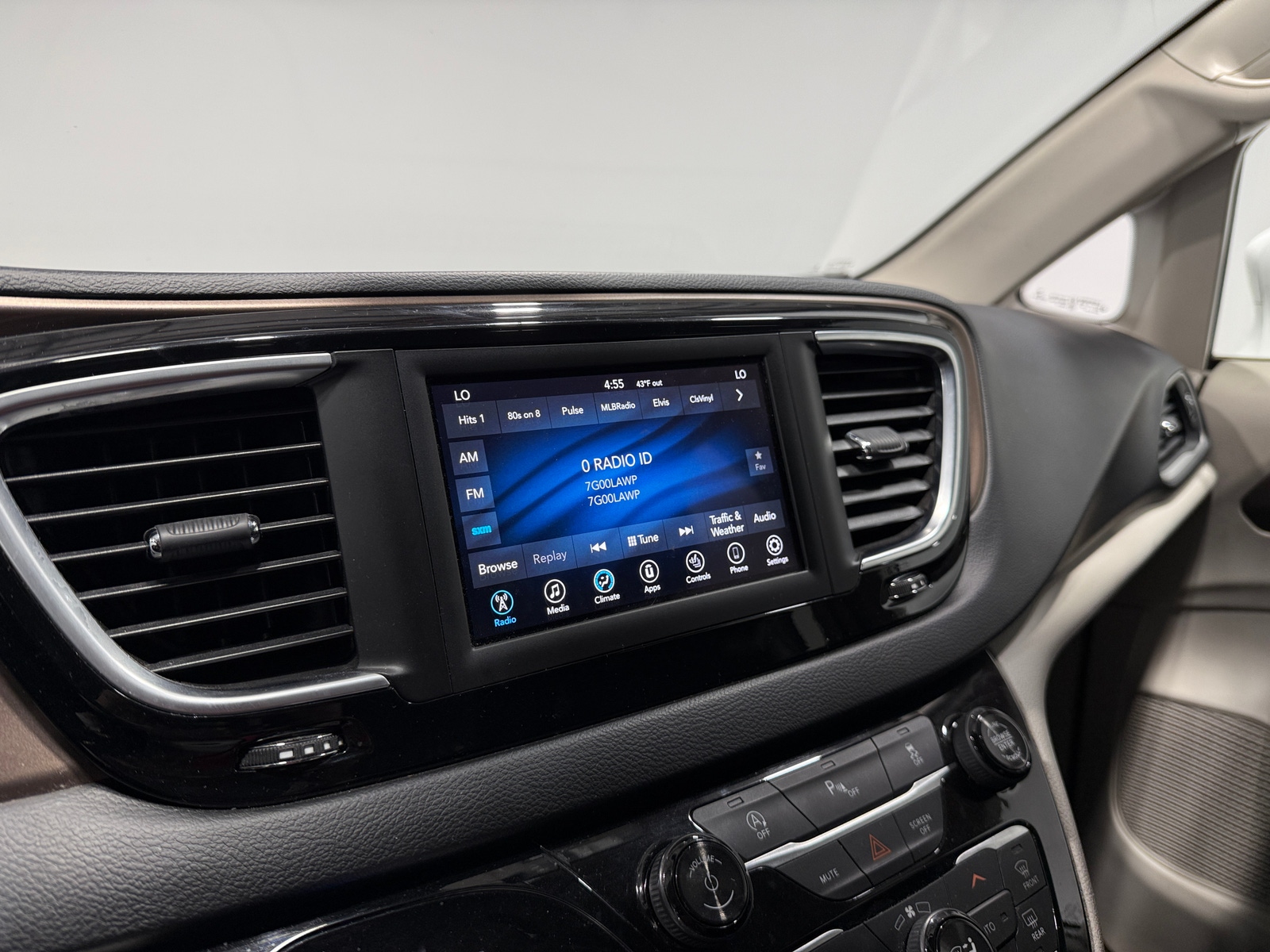 Thumbnail: 2018 Chrysler Pacifica - 3