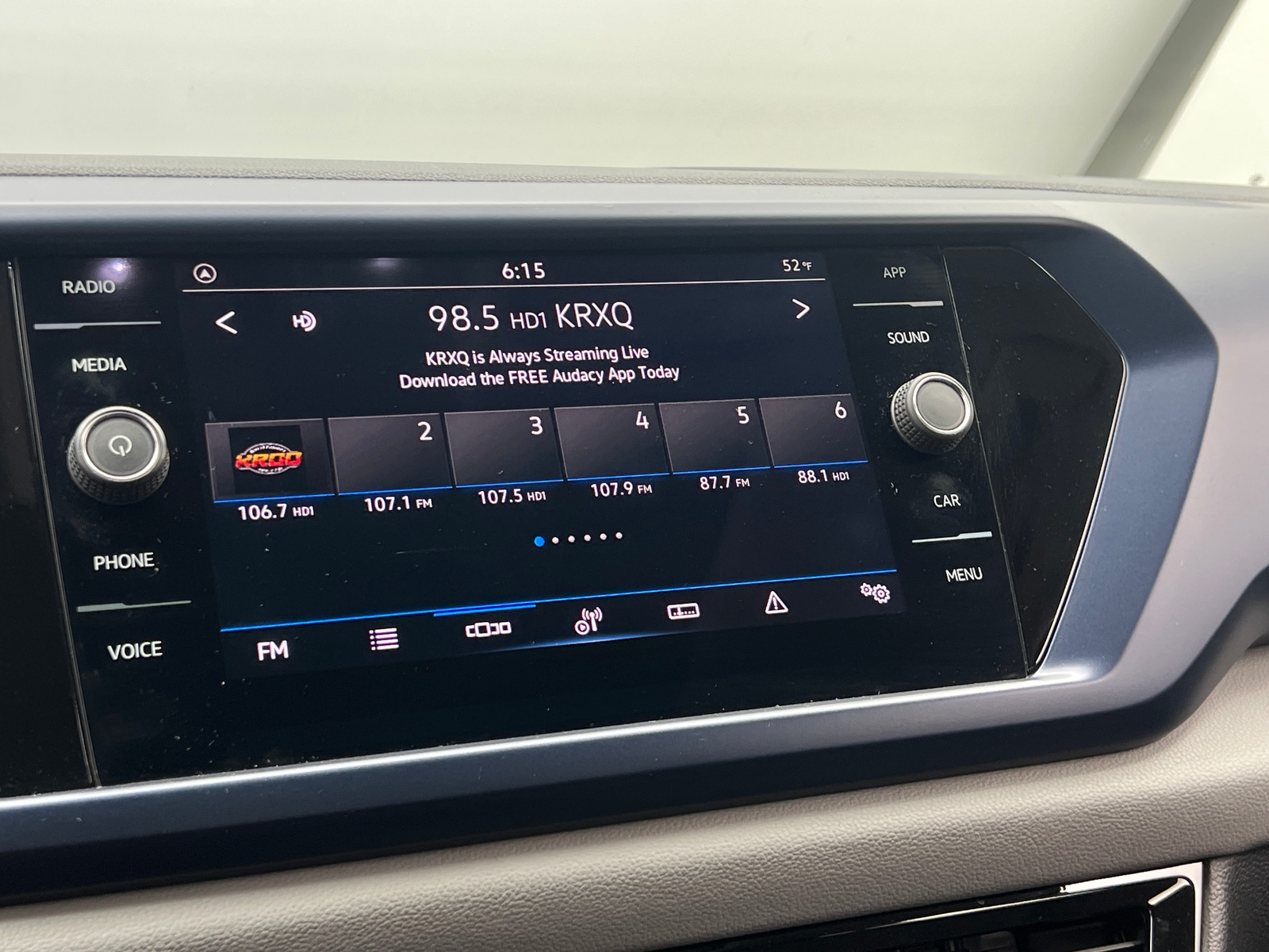 Thumbnail: 2023 Volkswagen Taos - 3