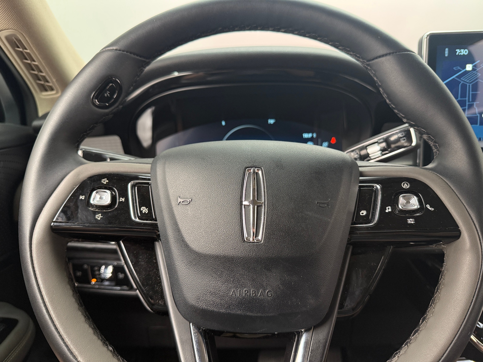 Thumbnail: 2025 Lincoln Corsair - 4