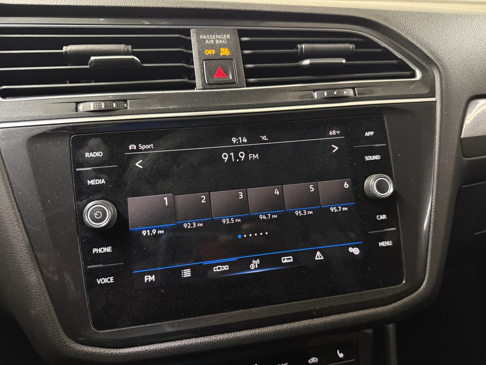 Thumbnail: 2022 Volkswagen Tiguan - 3