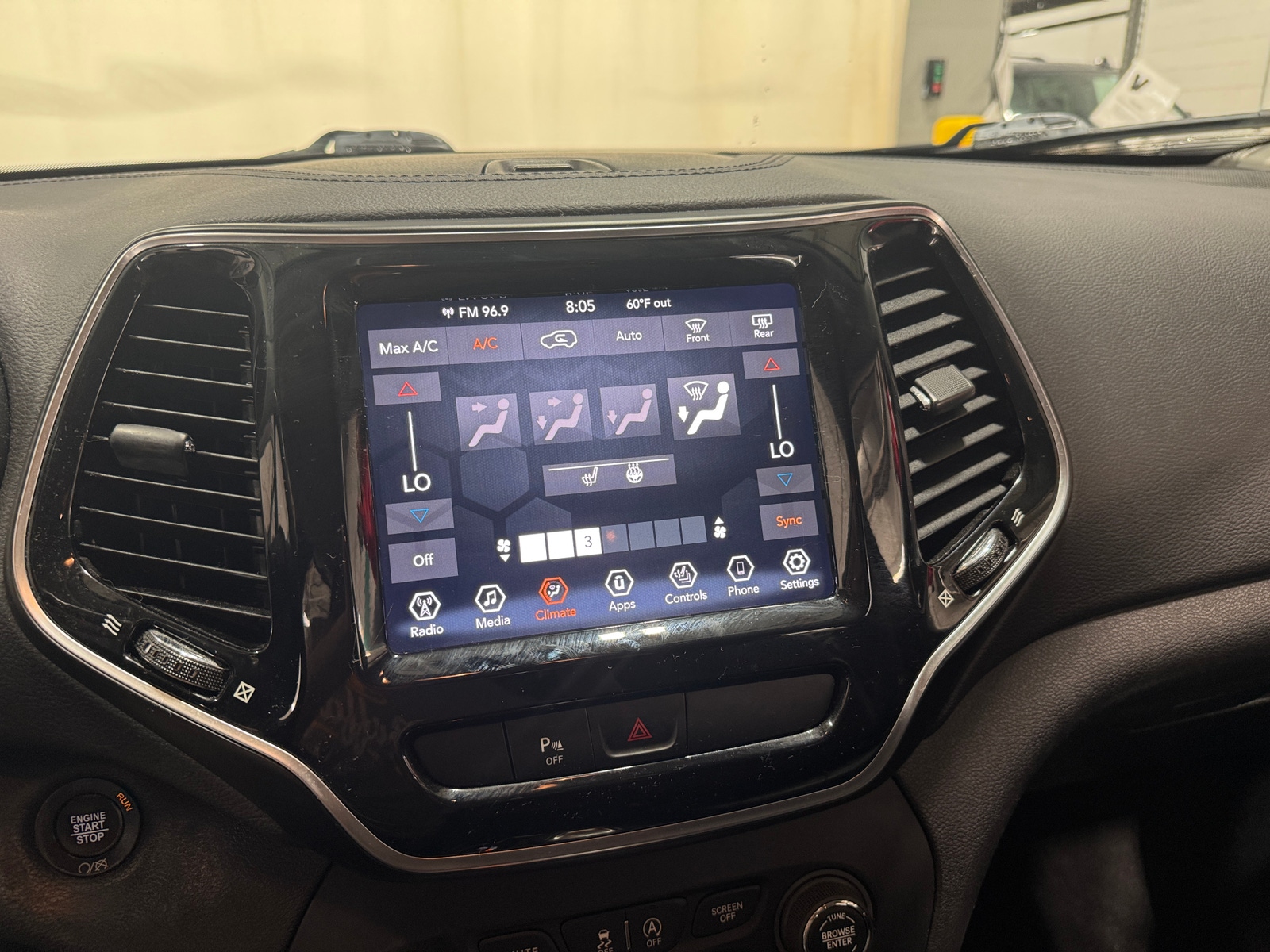 Thumbnail: 2019 Jeep Cherokee - 3