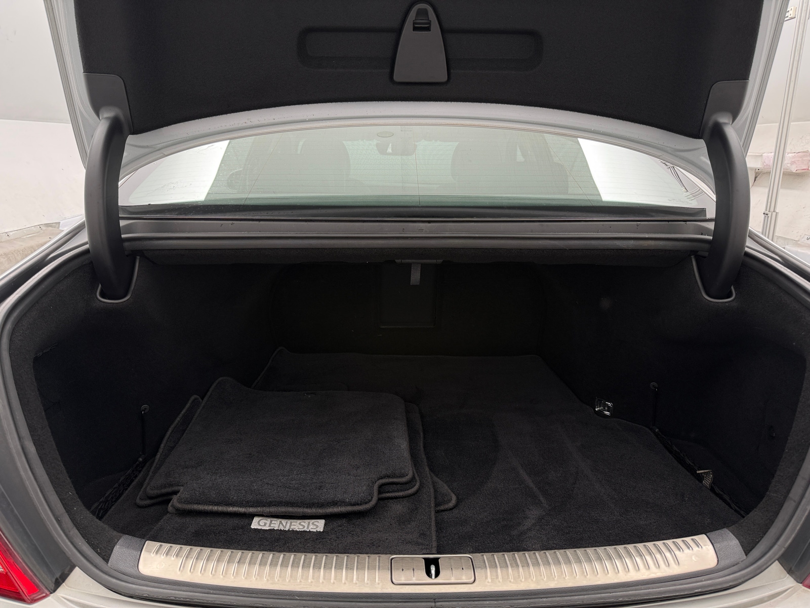 Thumbnail: 2018 Genesis G90 - 6