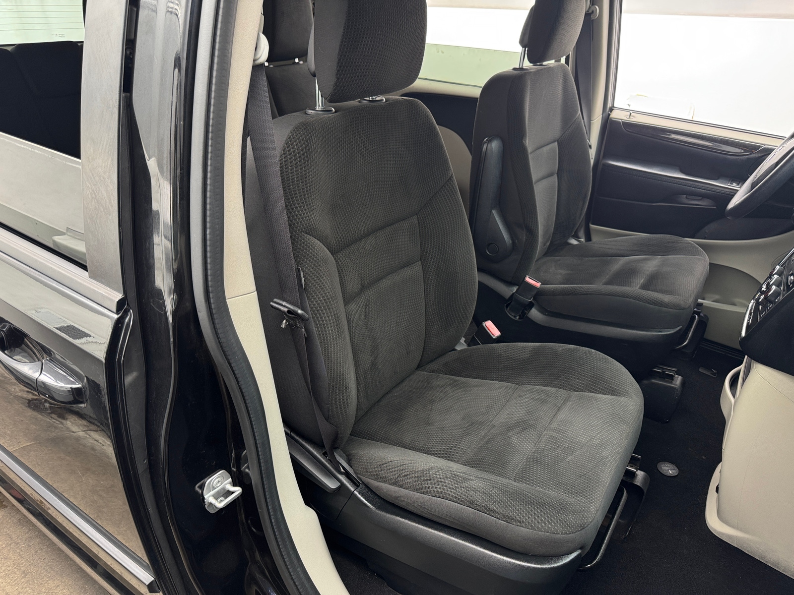 Thumbnail: 2017 Dodge Grand Caravan - 2