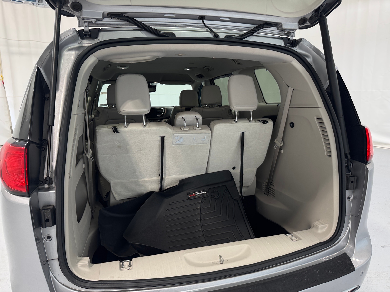 Thumbnail: 2017 Chrysler Pacifica - 6