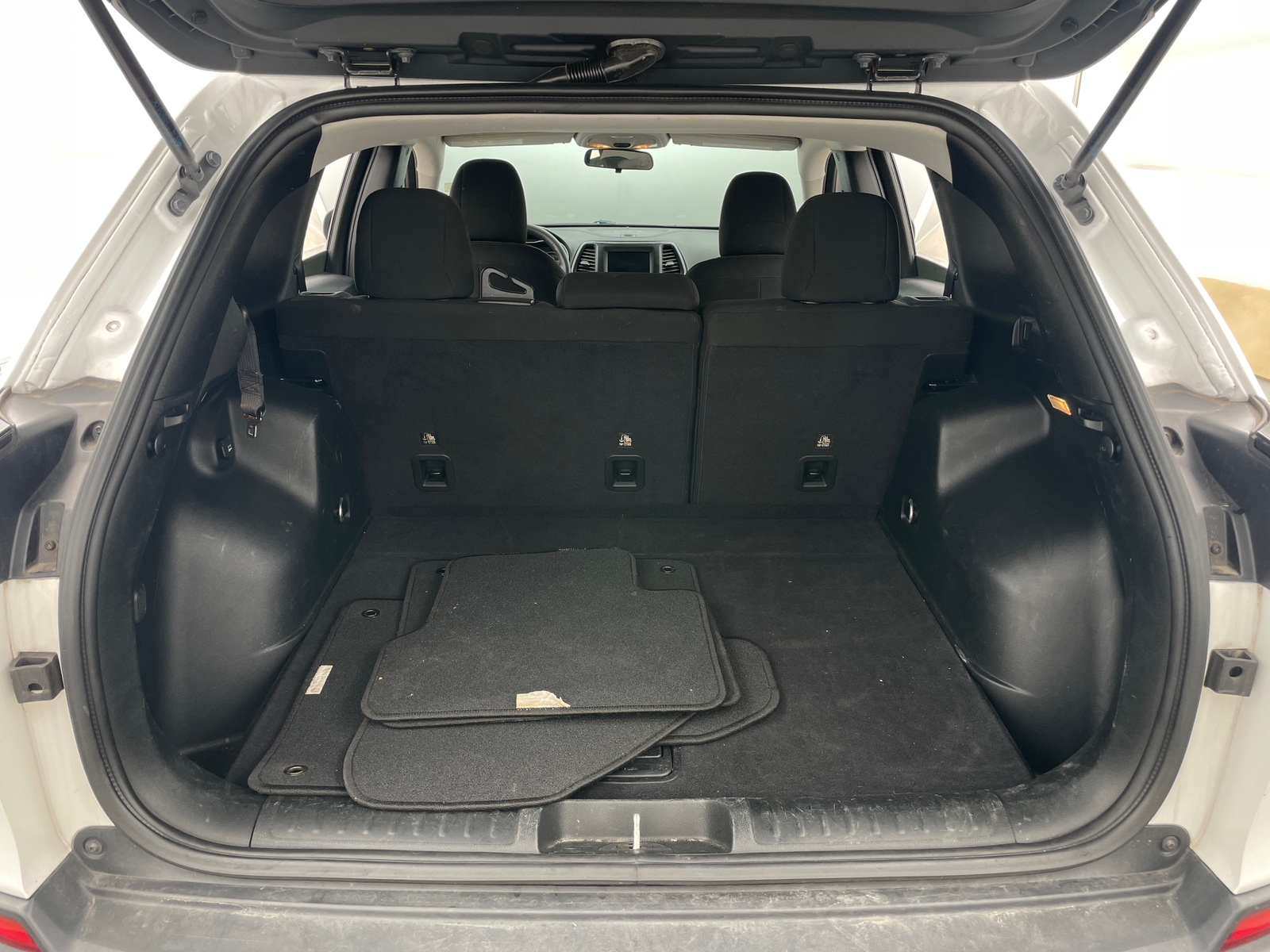 Thumbnail: 2019 Jeep Cherokee - 7