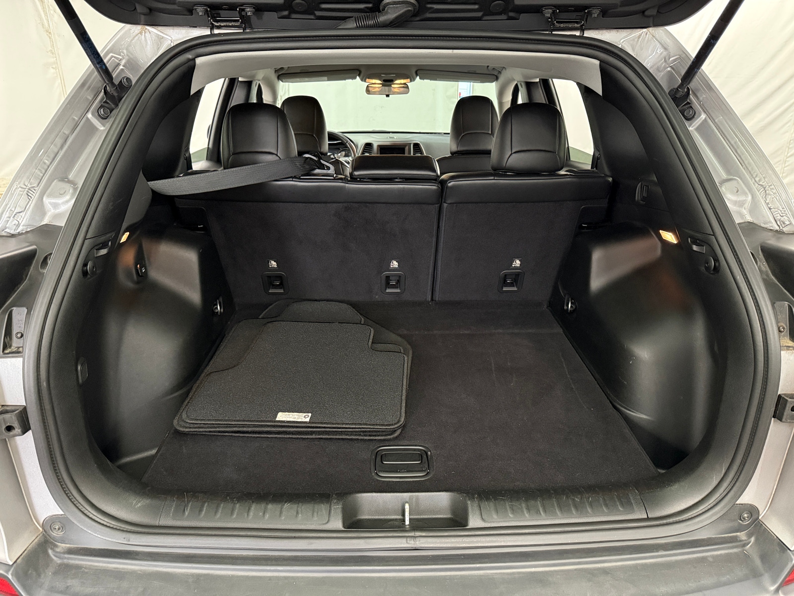 Thumbnail: 2019 Jeep Cherokee - 7