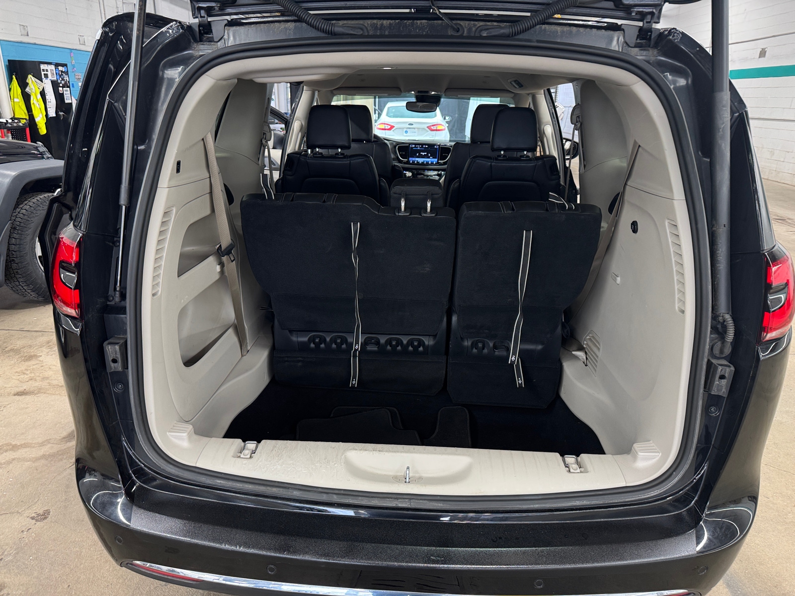 Thumbnail: 2023 Chrysler Pacifica - 6