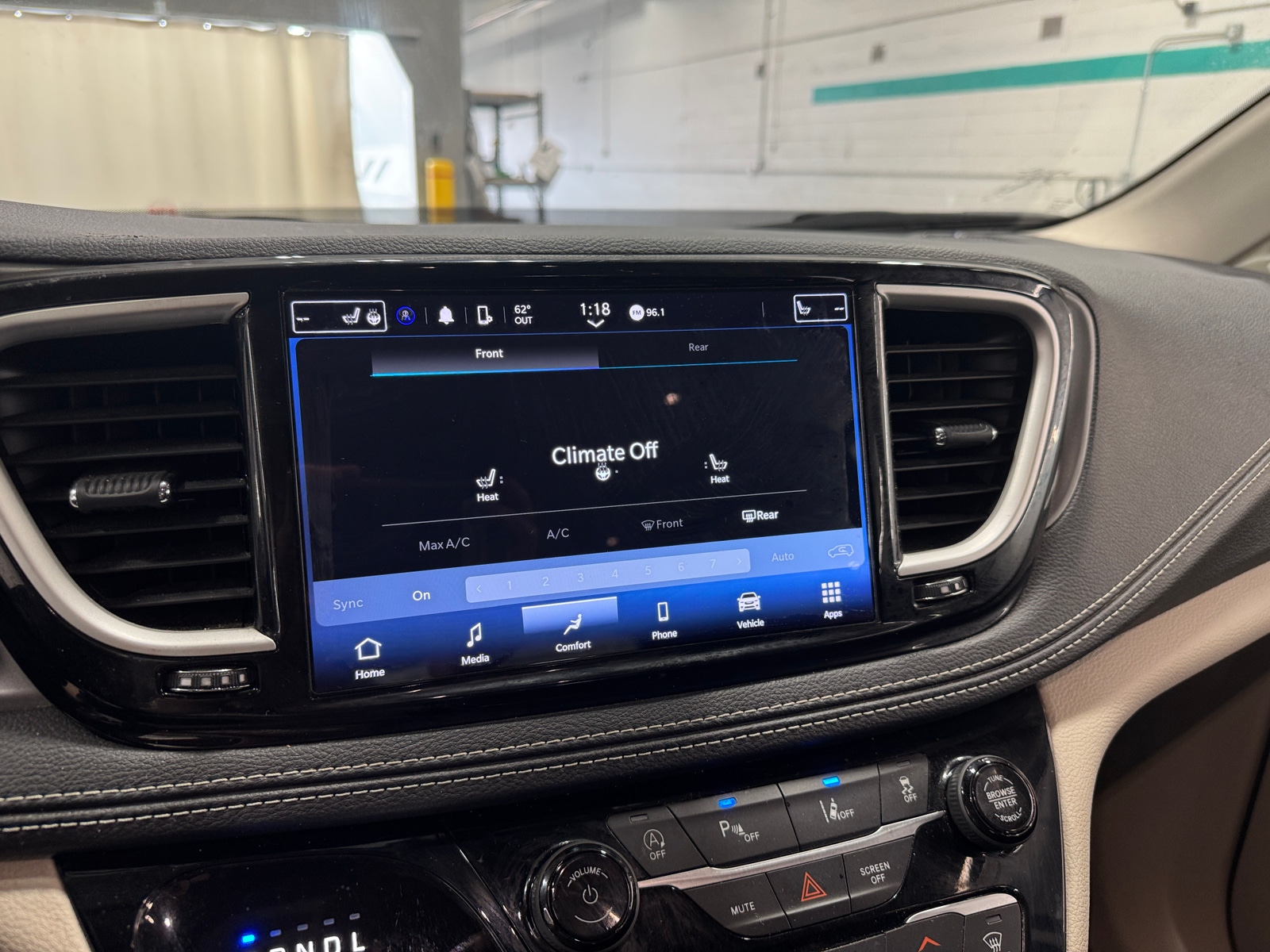 Thumbnail: 2023 Chrysler Pacifica - 3