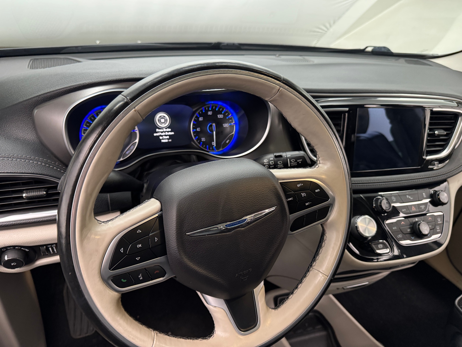 Thumbnail: 2019 Chrysler Pacifica - 4